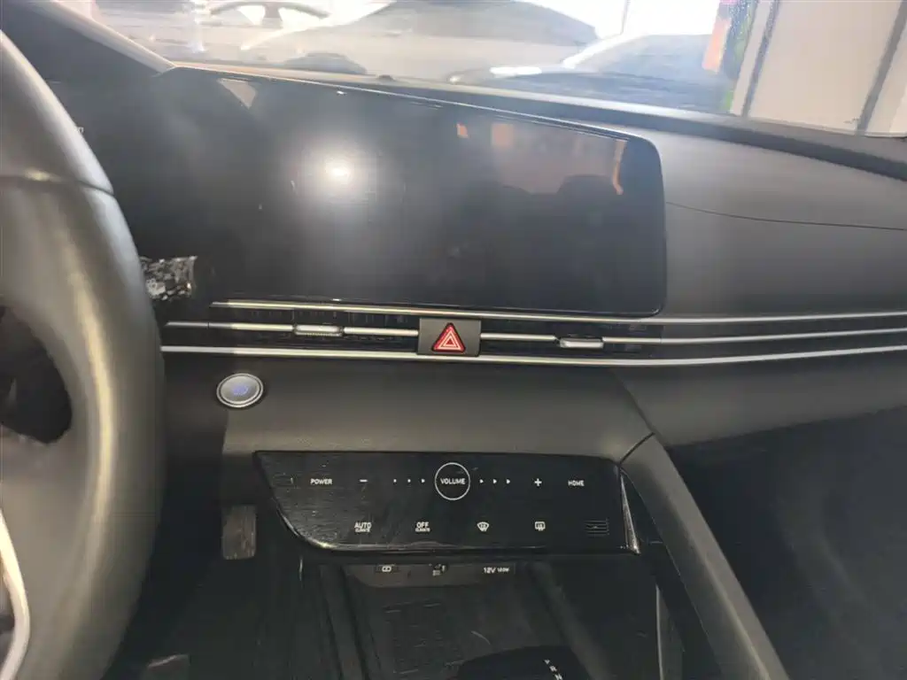 Hyundai Elantra 2022 1.5L CVT LUX Premium Edition фото 13