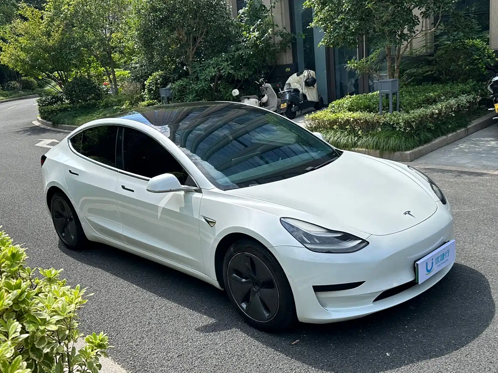 Фото 3 - Tesla Model 3