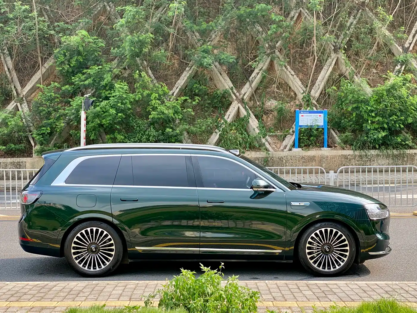 AITO Wenjie AITO M9 2024 Range Extender Max Edition 42kWh 6-seater фото 4