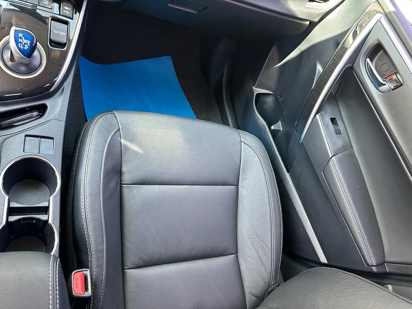 Toyota Corolla 2016 Hybrid 1.8L E-CVT Luxury Edition фото 7