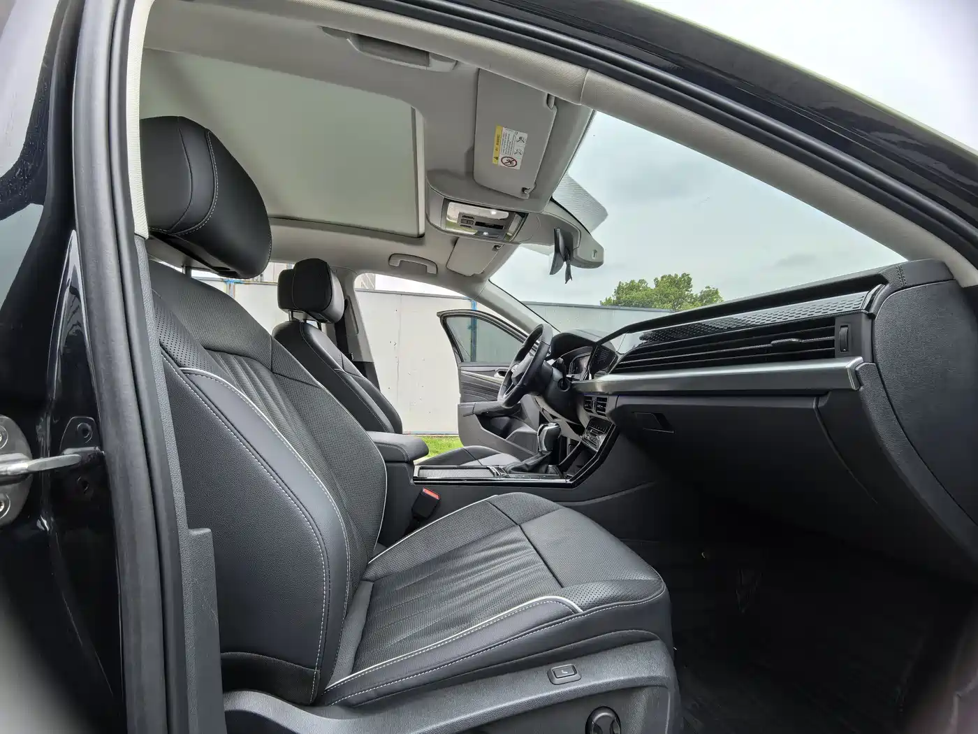 Volkswagen Passat 2023 330TSI Starlight Premium Edition фото 7