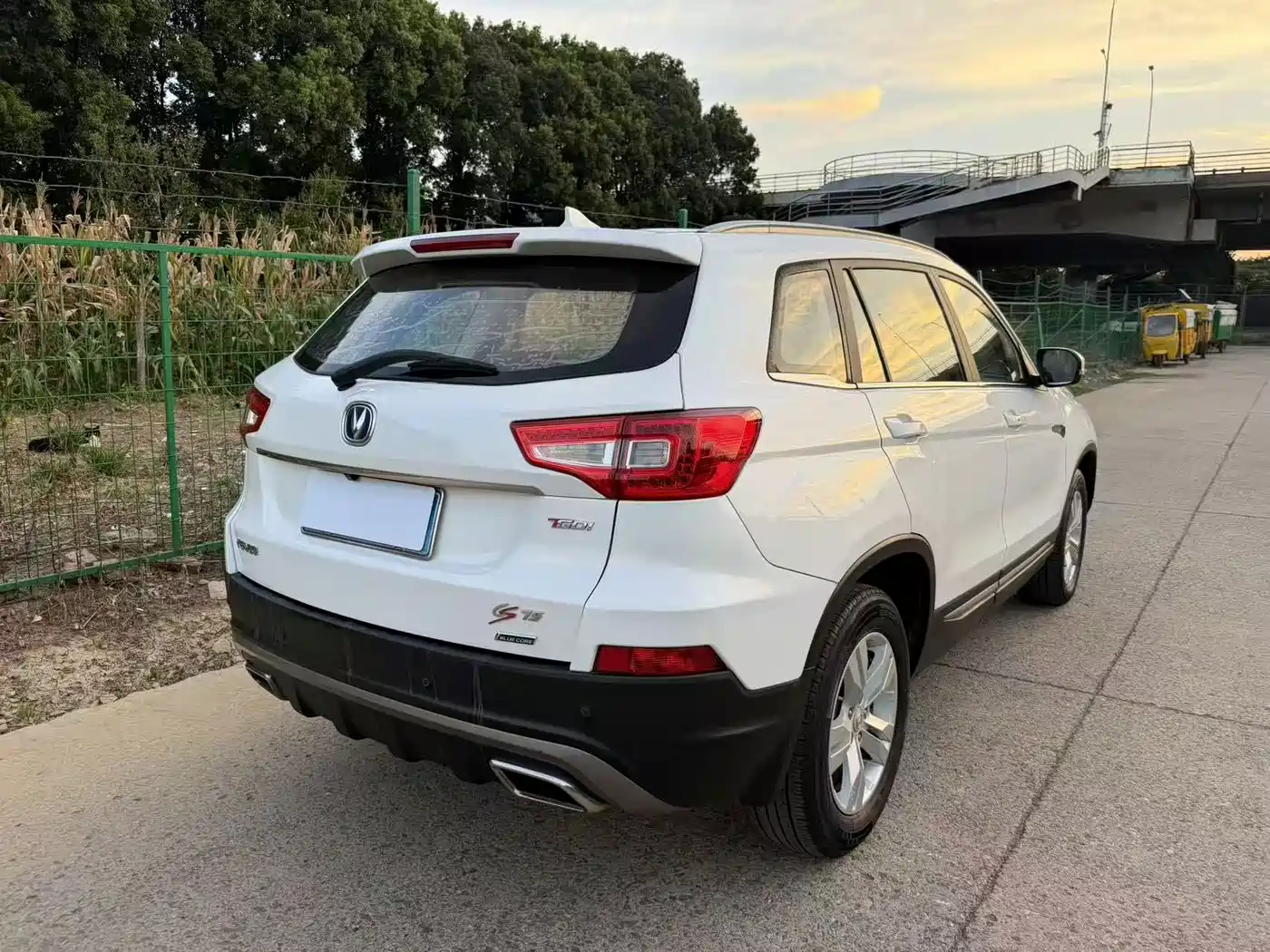 Фото 14 - Changan CS75