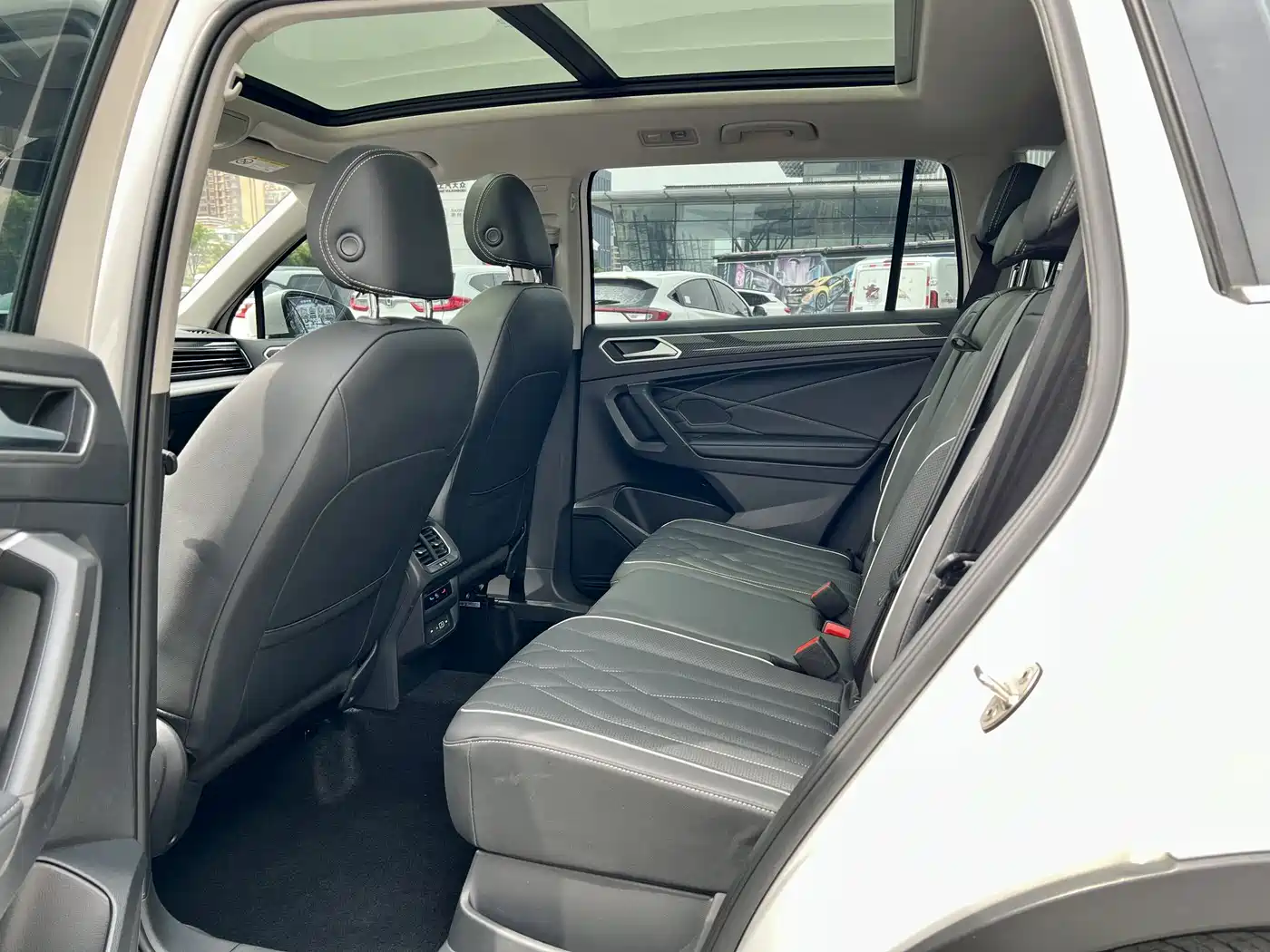 Volkswagen Tiguan L 2022 330TSI Auto 2WD R-Line Premium Edition фото 6
