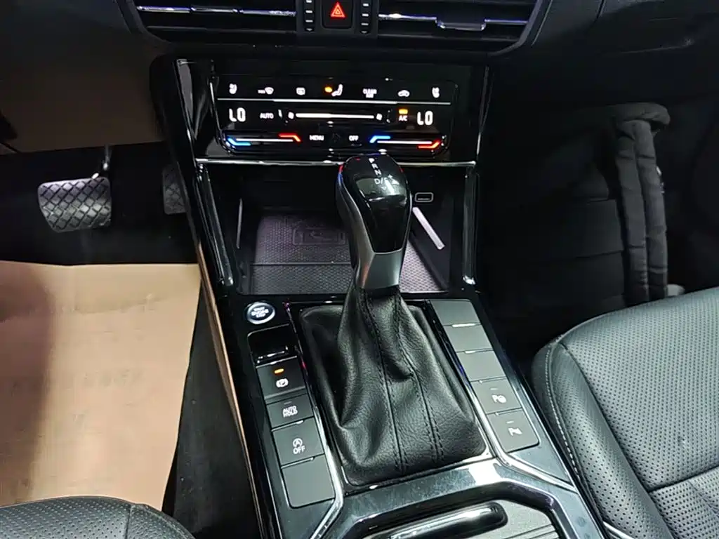 Volkswagen Passat 2022 330TSI Starlight Luxury Edition фото 14