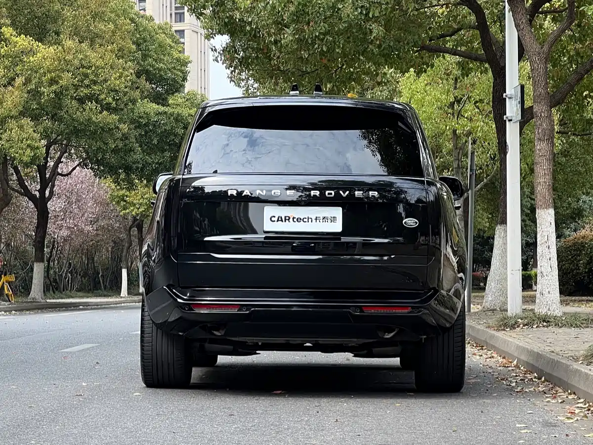 Land Rover Range Rover 2023 3.0 L6 360PS Golden Age Edition фото 4