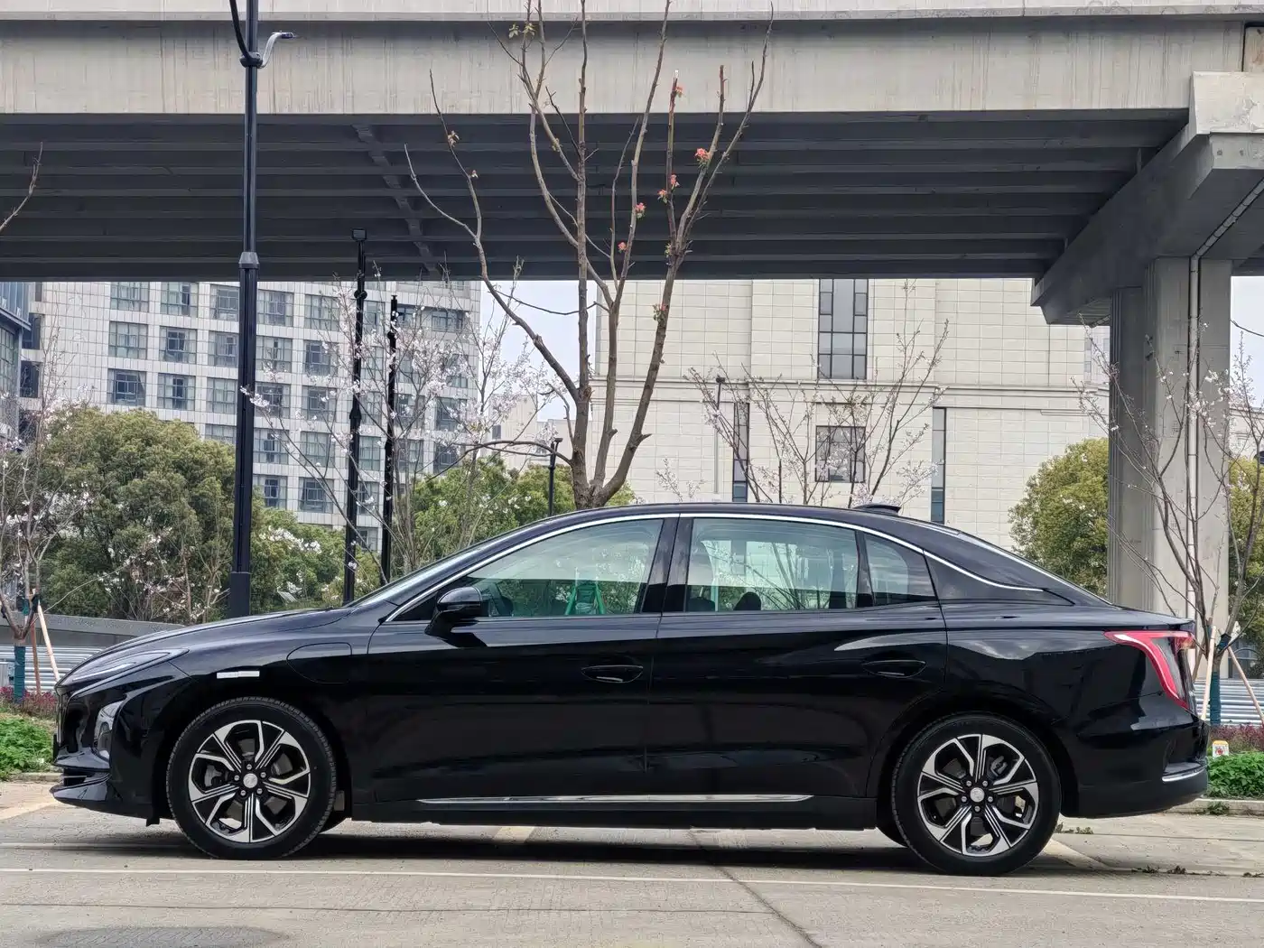 Hongqi E-QM5 2023 Facelift Basic Travel Edition фото 7