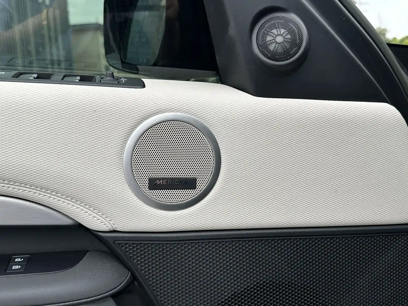 Land Rover Discovery 2023 360PS R-Dynamic SE фото 10