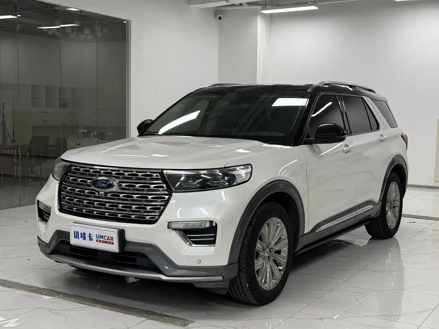 Photo 1 - Ford Explorer