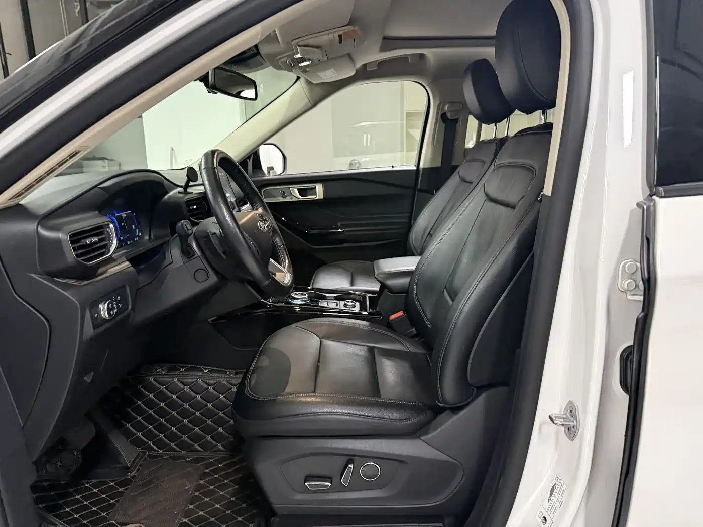 Photo 10 - Ford Explorer