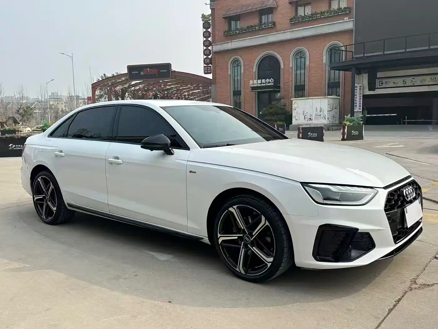 Audi A4L 2025 2 Million Celebration Edition 40 TFSI Luxury Dynamic фото 3