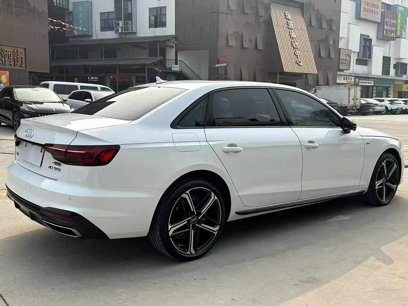 Audi A4L 2025 2 Million Celebration Edition 40 TFSI Luxury Dynamic фото 5