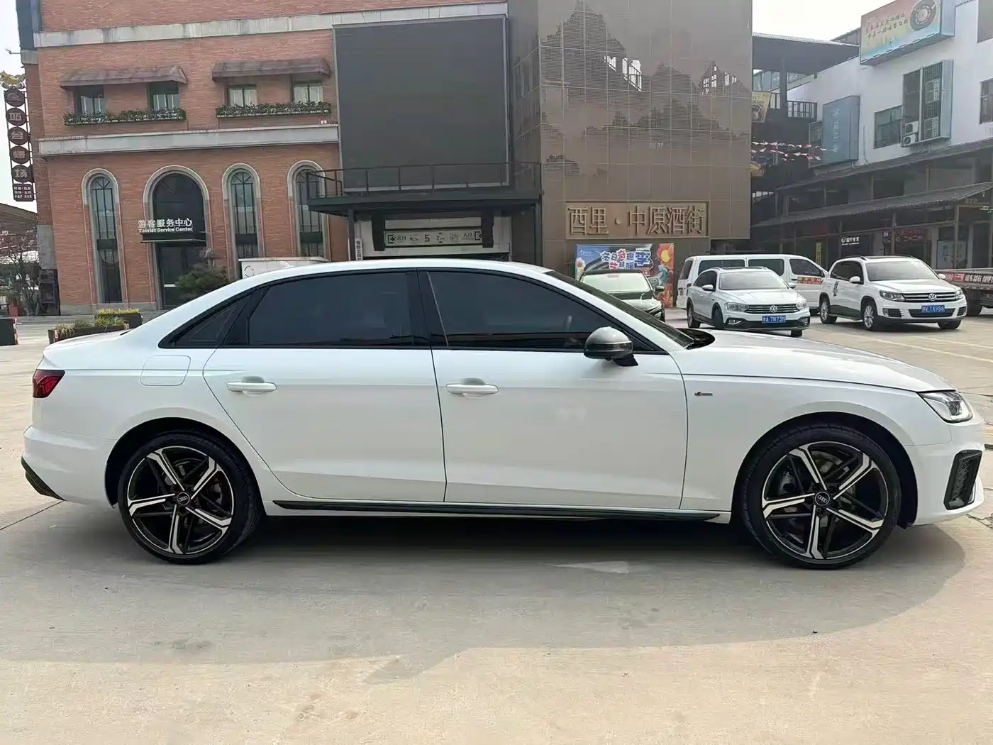 Audi A4L 2025 2 Million Celebration Edition 40 TFSI Luxury Dynamic фото 8