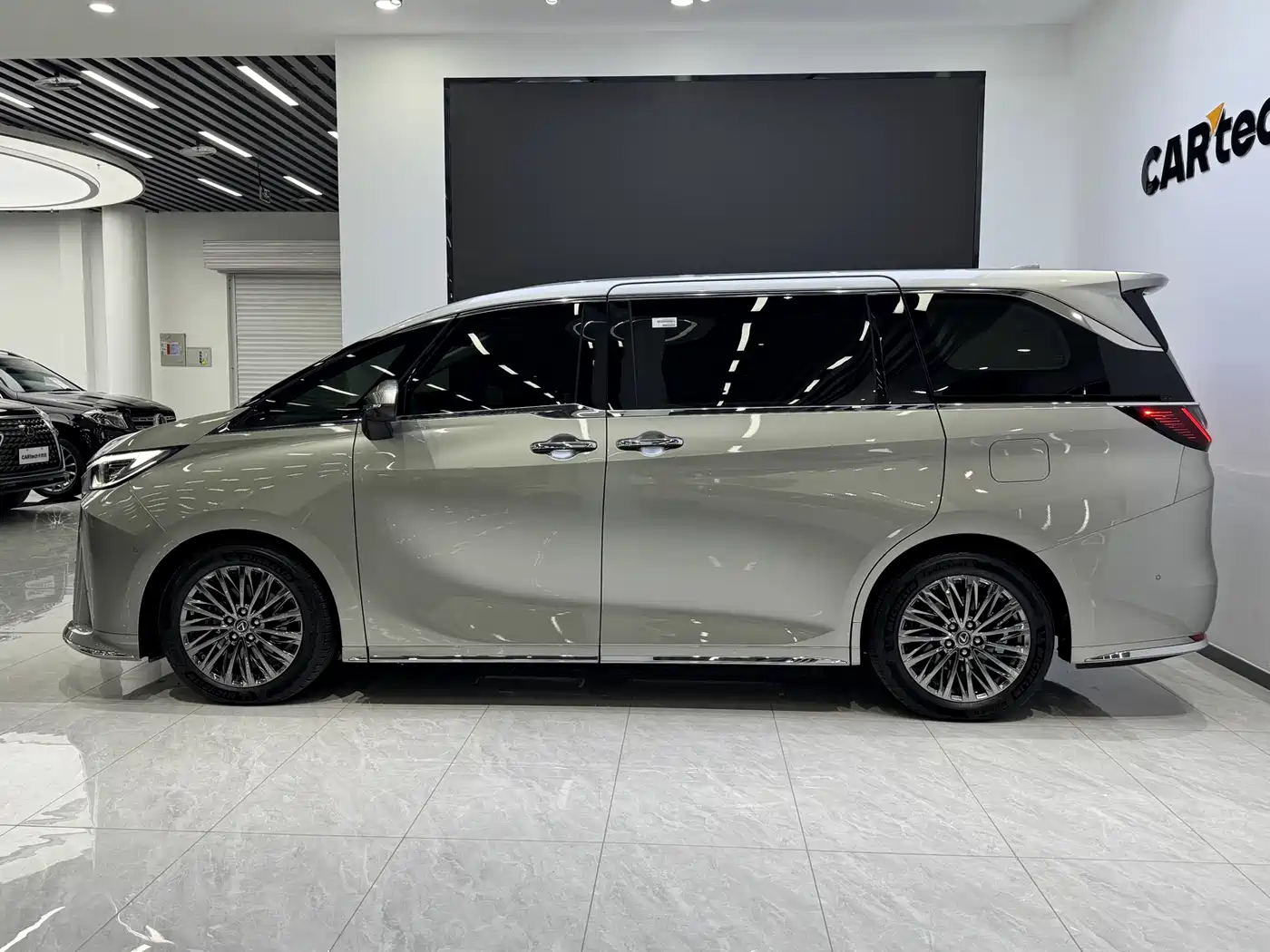 Lexus LM 2023 500h 6-Seater Prestige Edition фото 4