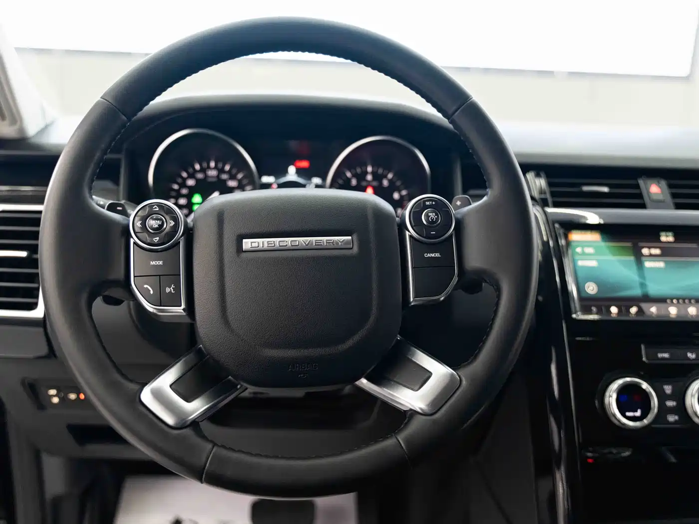 Land Rover Discovery 2018 2.0T SE фото 10