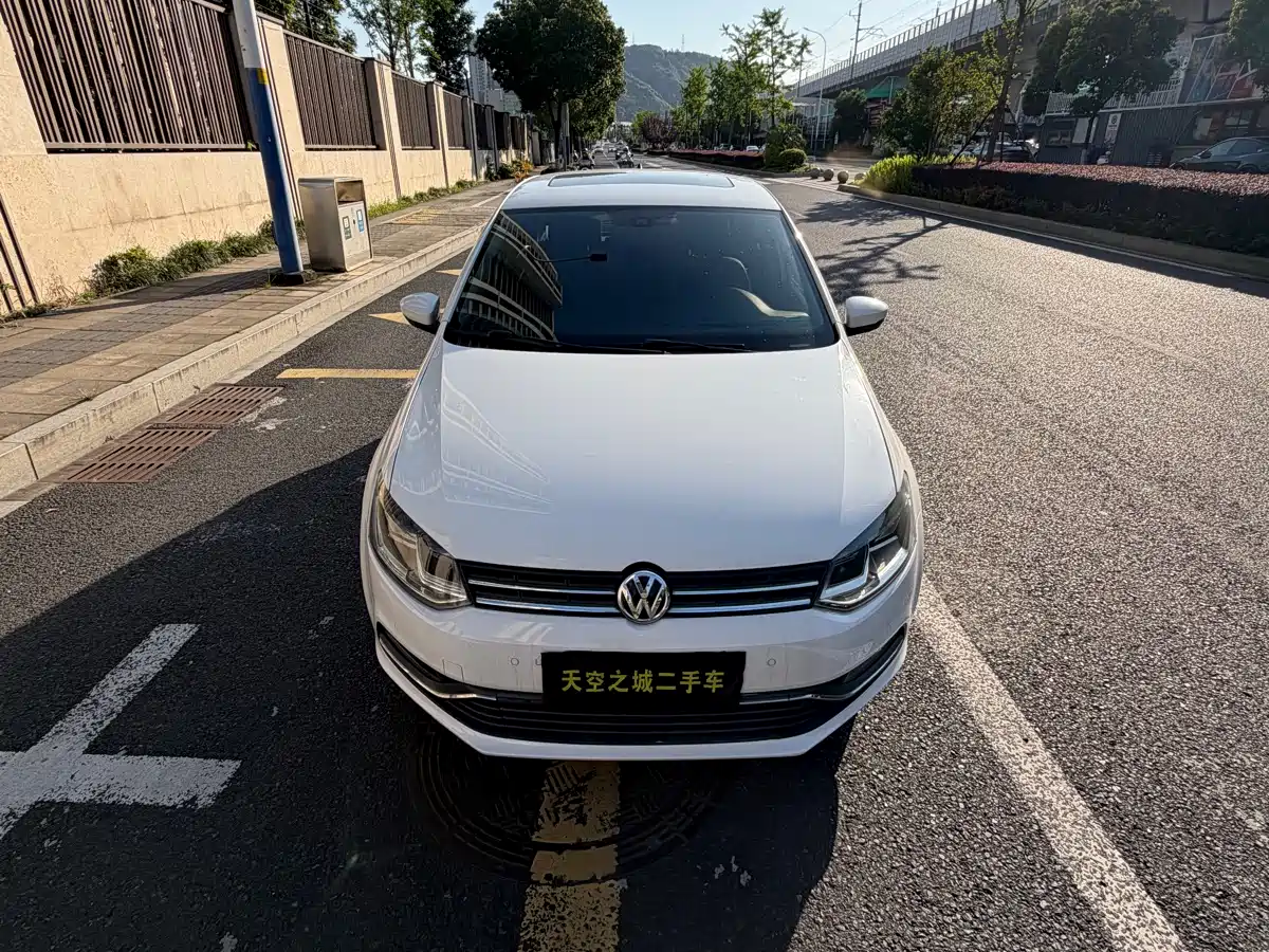 Volkswagen Polo 2014 1.6L Automatic Luxury Edition фото 13