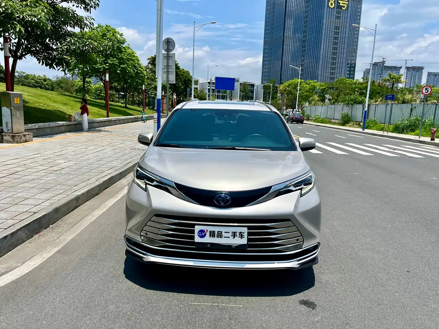 Toyota Sienna 2021 2.5L Hybrid Ultimate Edition фото 2