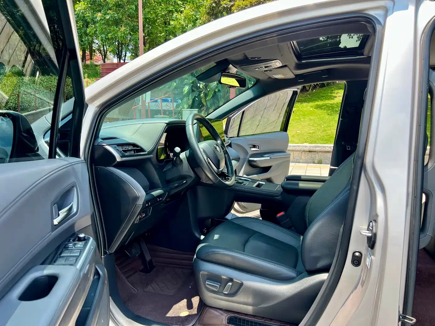 Toyota Sienna 2021 2.5L Hybrid Ultimate Edition фото 5