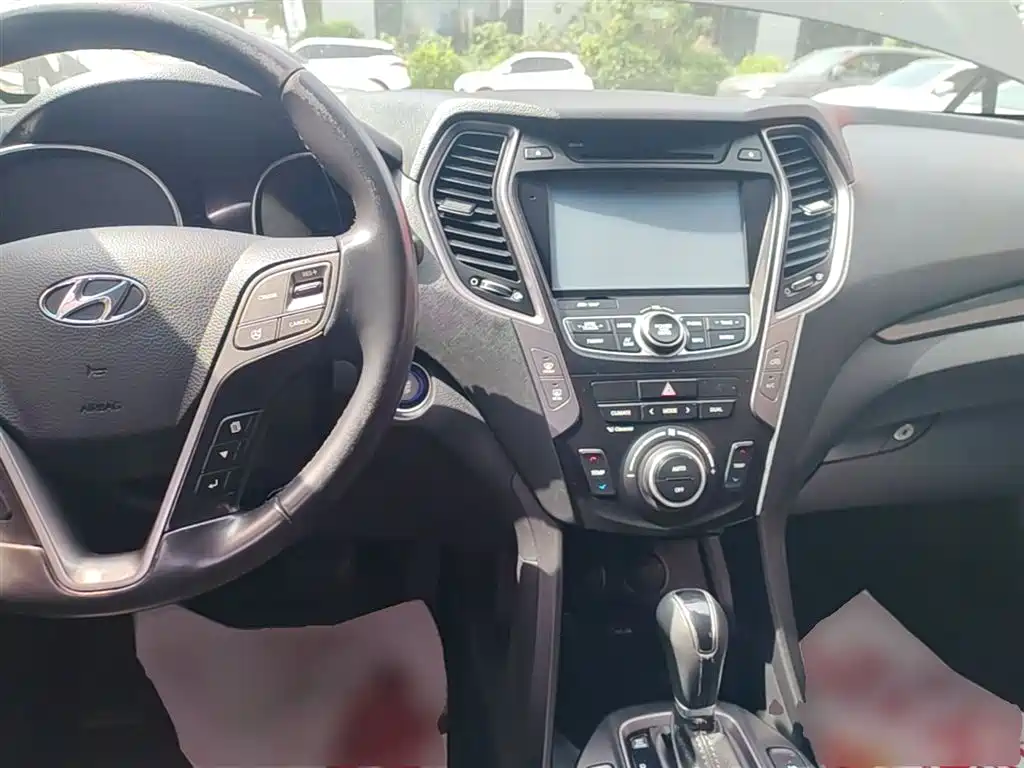 Hyundai Grand Santa Fe 2013 3.0L 7-Seater 4WD Luxury Edition фото 10