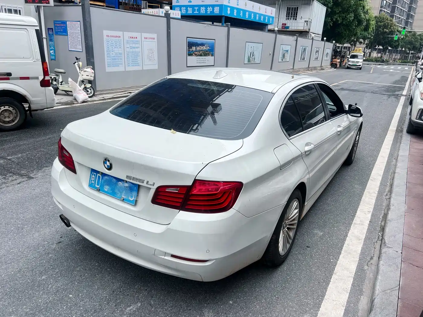 BMW 5 Series 2014 525Li Leading фото 4