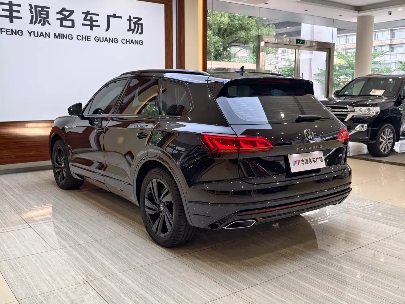 Volkswagen Touareg 2023 3.0TSI R-Line Black Sports Package фото 28