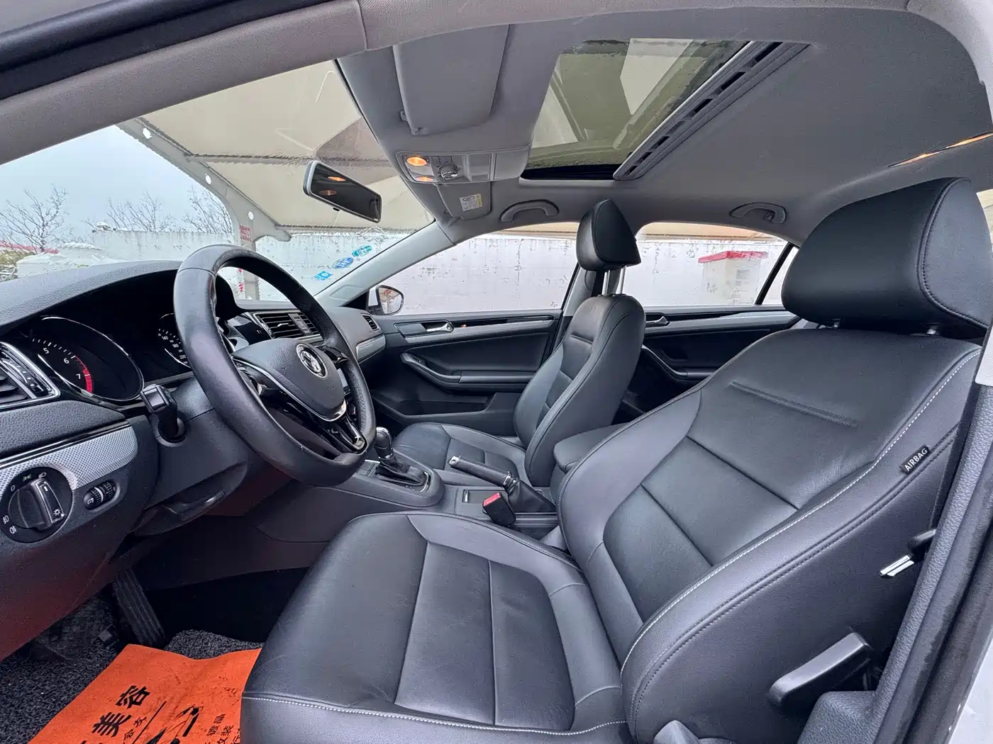 Volkswagen Sagitar 2015 1.6L Automatic Comfort фото 13