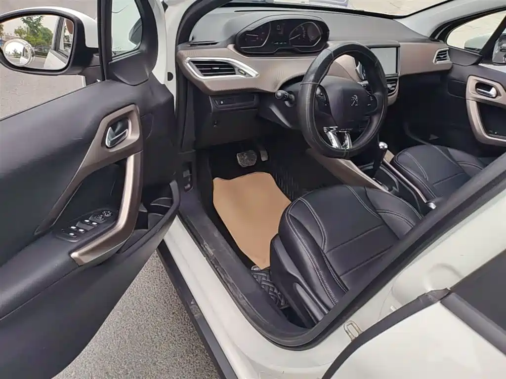 Peugeot 2008 2014 1.6L Automatic Fashion Edition фото 16