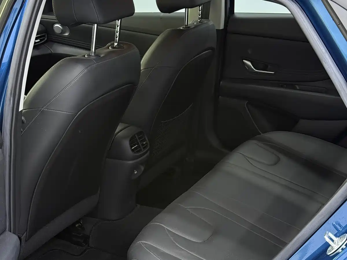 Hyundai Elantra 2021 1.5L CVT LUX Premium Edition фото 8