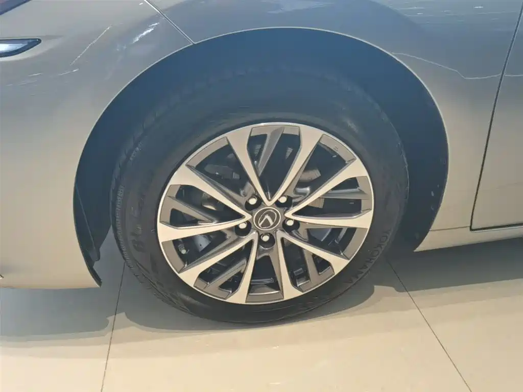Lexus ES 2021 200 Excellence Edition фото 23