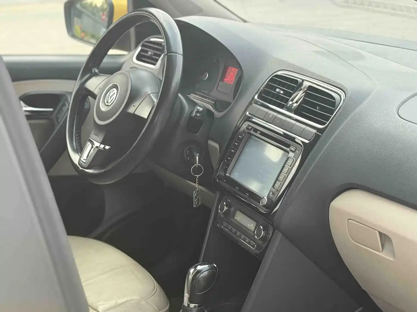 Volkswagen Polo 2011 1.6L Automatic Cool Edition фото 12