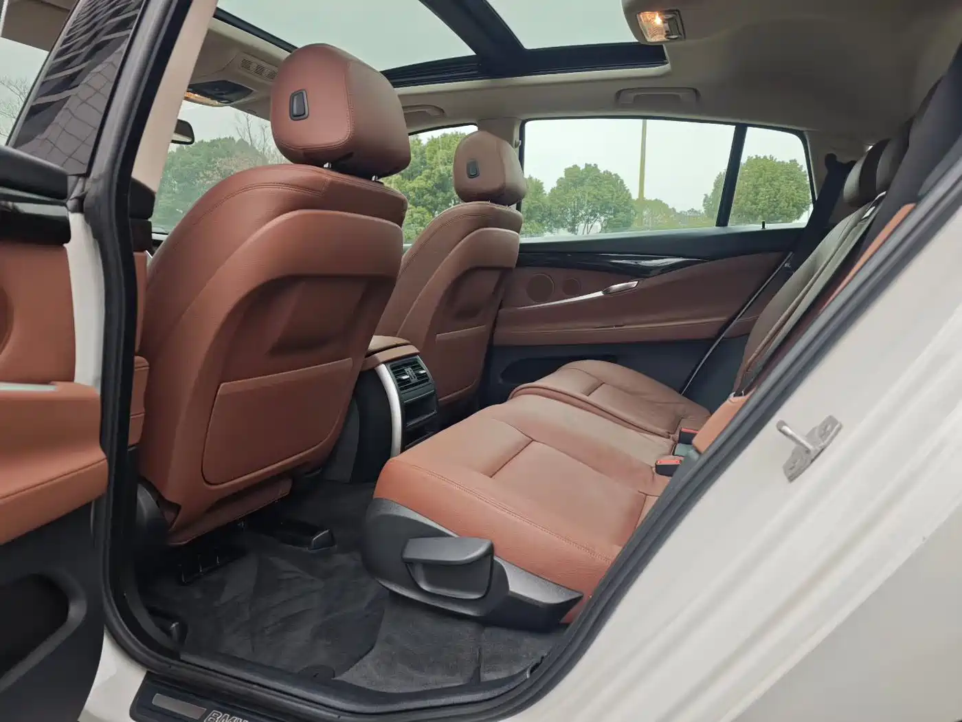 BMW 5 Series GT 2015 528i Leading фото 9