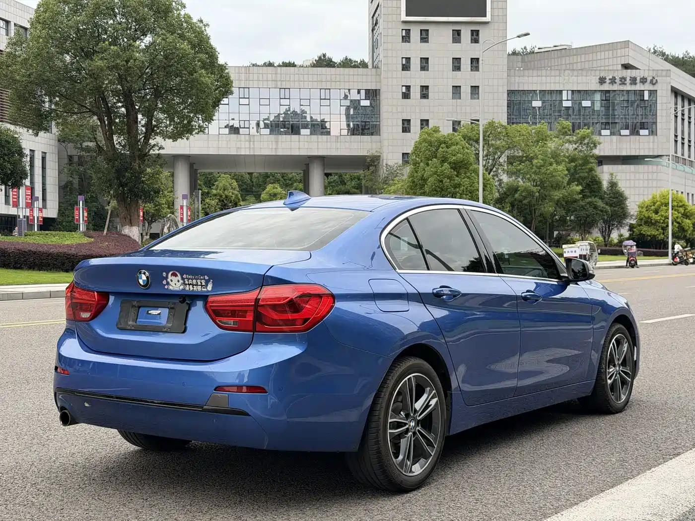 BMW 1 Series 2018 118i Sport Edition фото 12