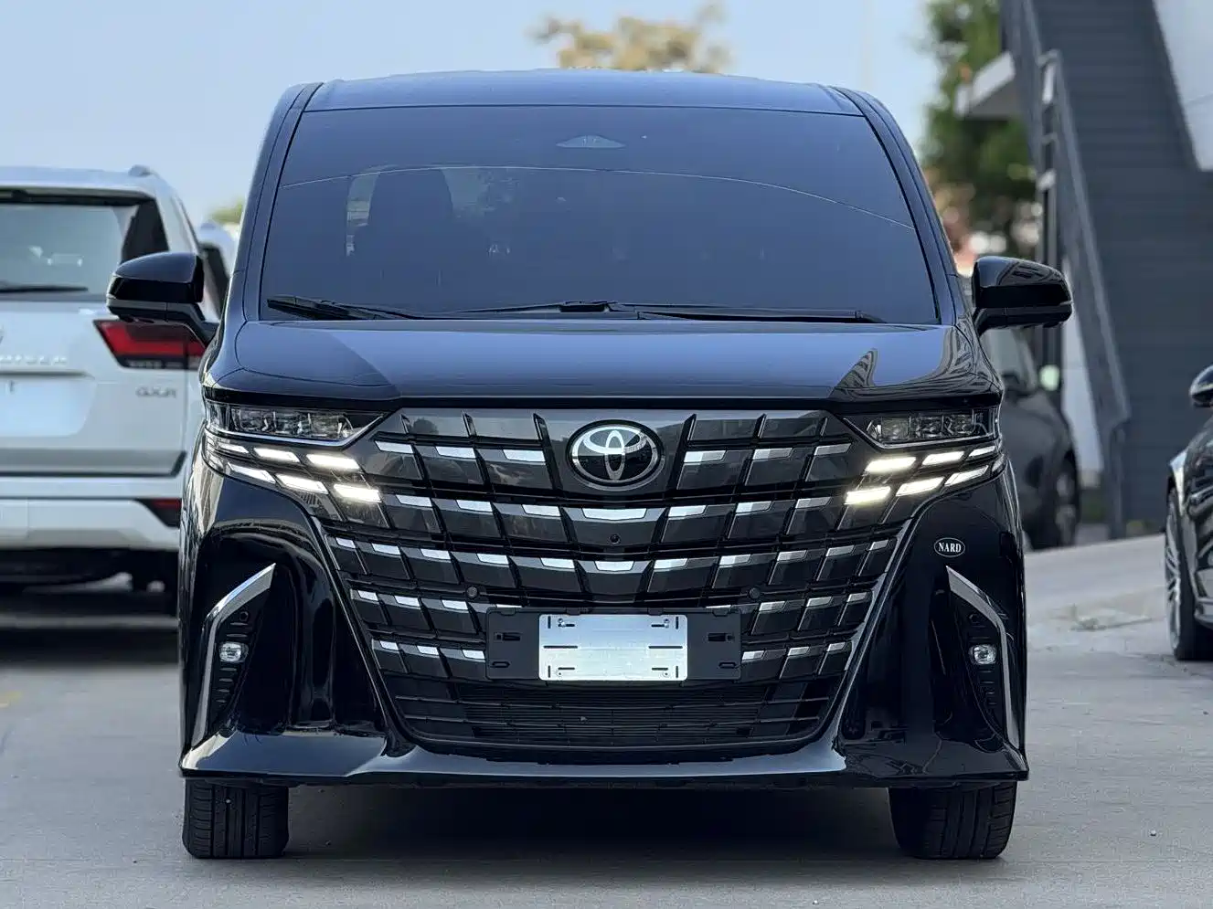 Toyota Alphard 2025 Hybrid 2.5L Ultimate Gold Edition фото 2