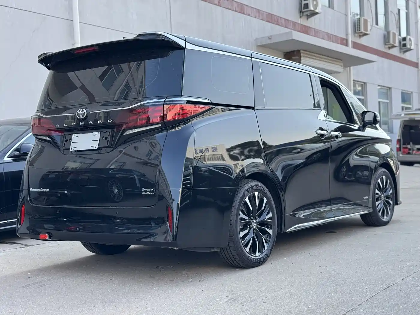 Toyota Alphard 2025 Hybrid 2.5L Ultimate Gold Edition фото 4