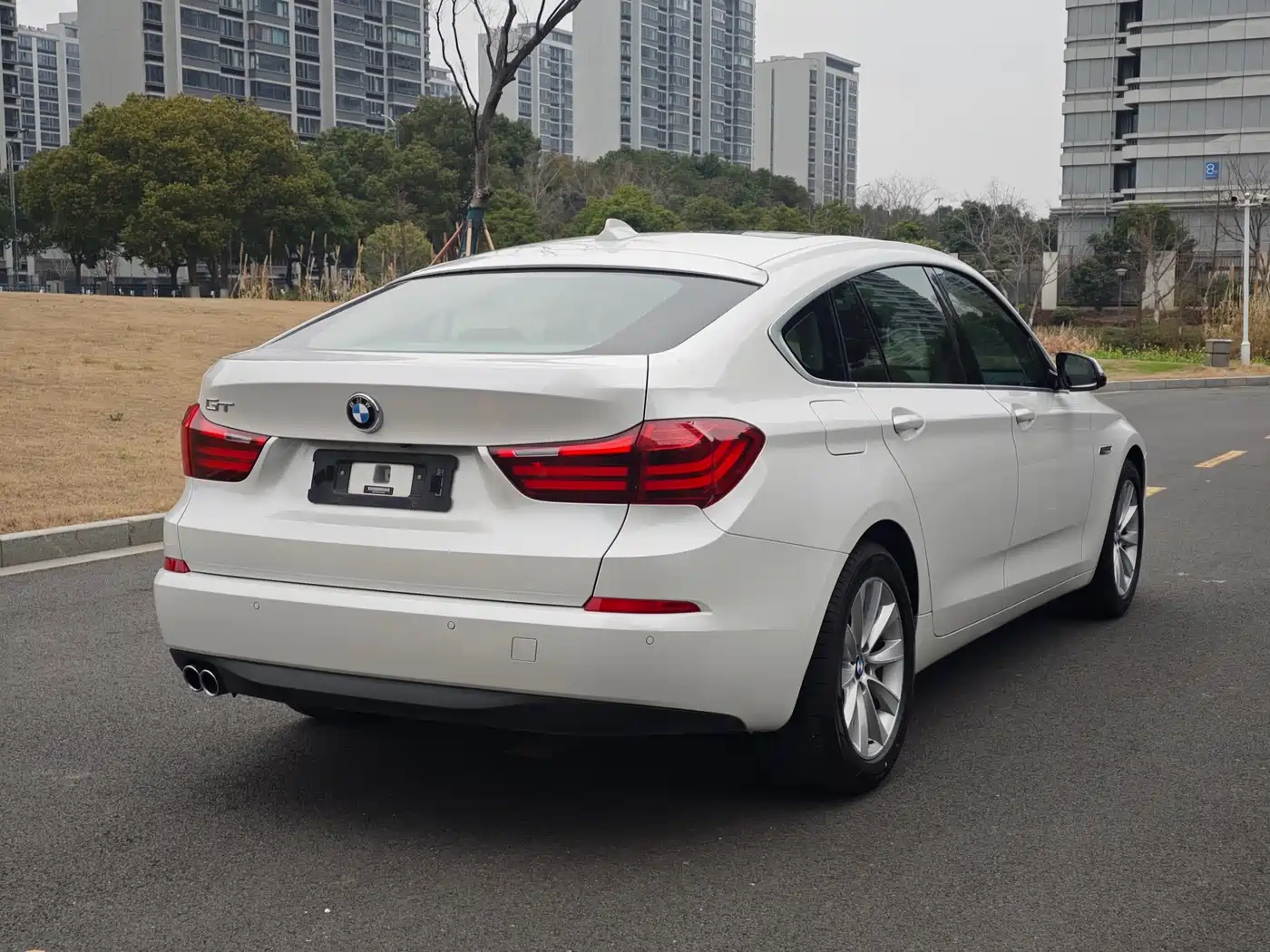 BMW 5 Series GT 2015 528i Leading фото 22