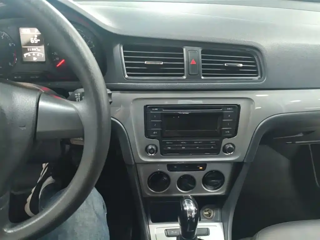 Volkswagen Lavida 2017 1.6L Automatic Comfort Edition фото 13