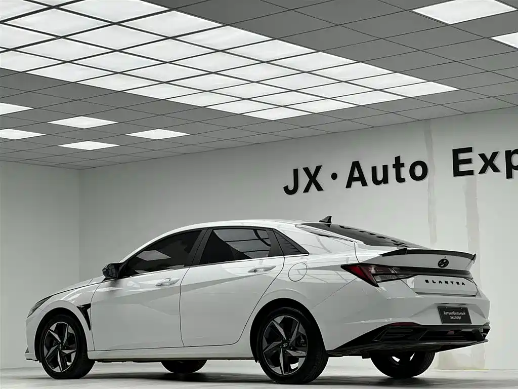 Hyundai Elantra 2022 1.5L CVT LUX Premium Edition фото 7