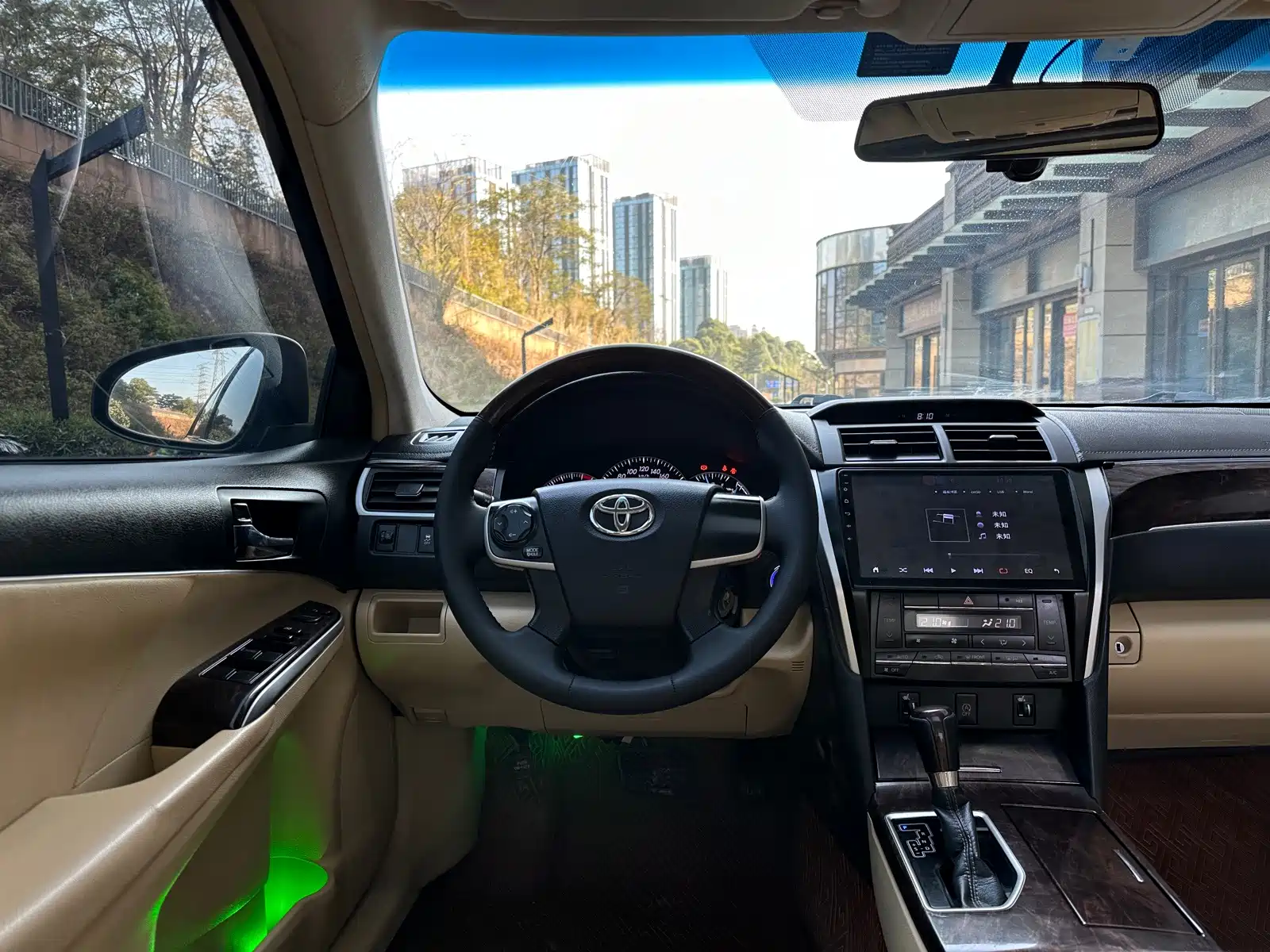 Фото 13 - Toyota Camry