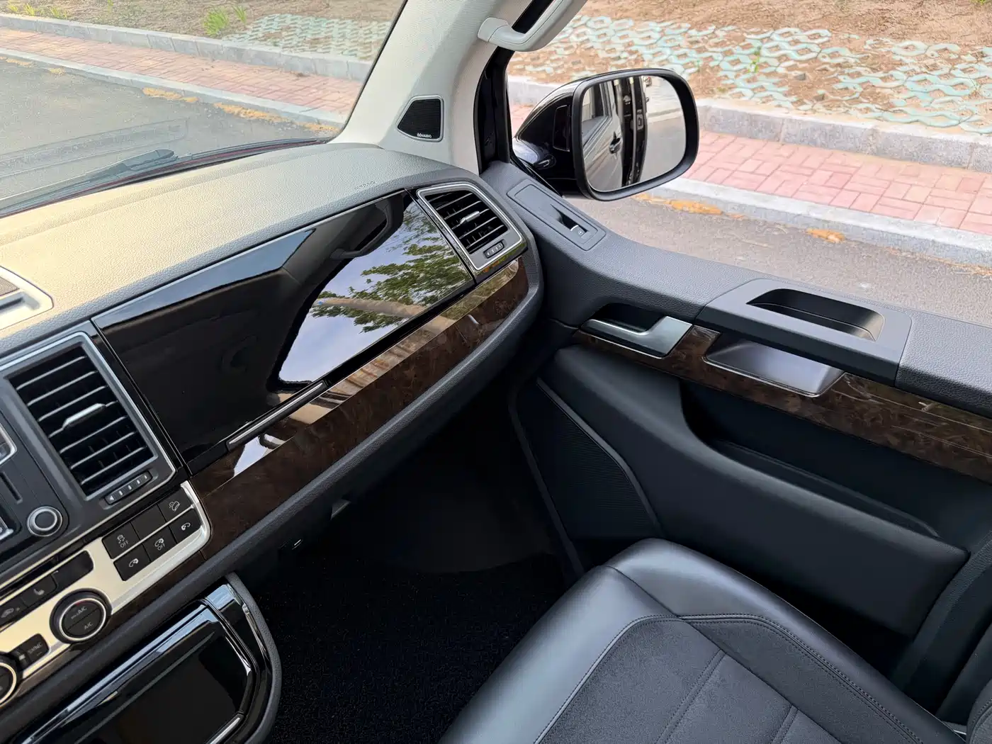 Volkswagen Multivan 2019 2.0TSI 4WD Premium 7-seater фото 10