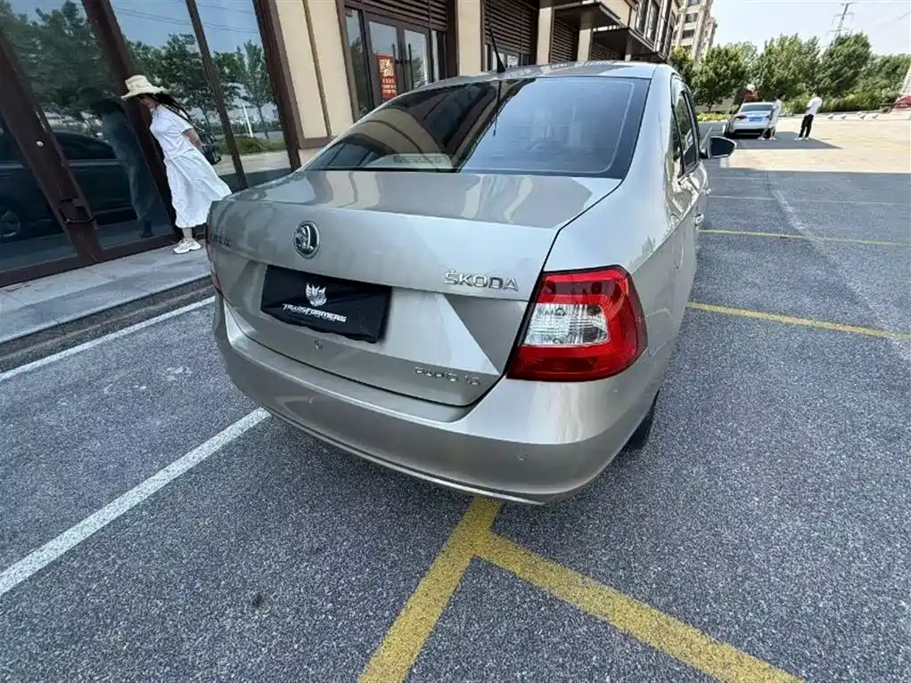 Škoda Rapid 2015 1.6L Automatic Joy Selection фото 5