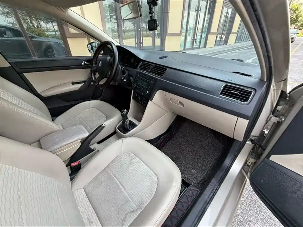 Škoda Rapid 2015 1.6L Automatic Joy Selection фото 4