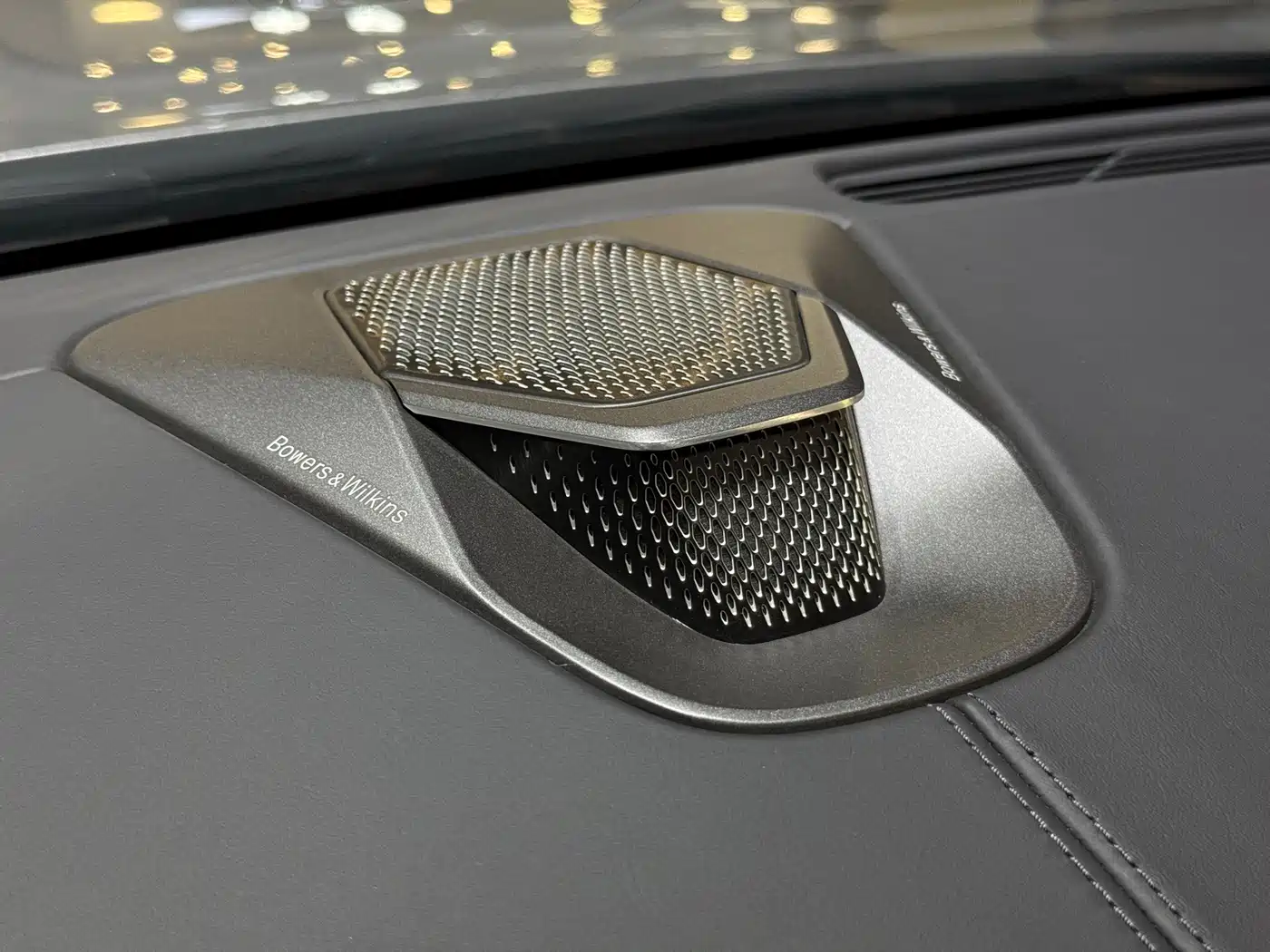 Aston Martin DB12 2025 4.0T V8 Coupe фото 9