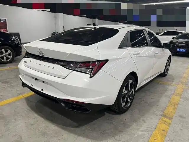 Hyundai Elantra 2022 1.5L CVT LUX Premium Edition фото 4