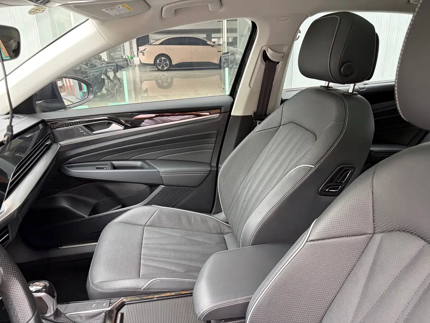 Volkswagen Passat 2022 330TSI Starlight Luxury Edition фото 7