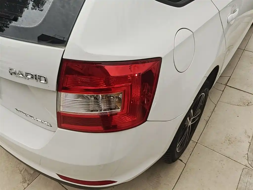 Škoda Skoda Rapid Spaceback 2016 Facelift 1.6L Automatic Forward Edition фото 8