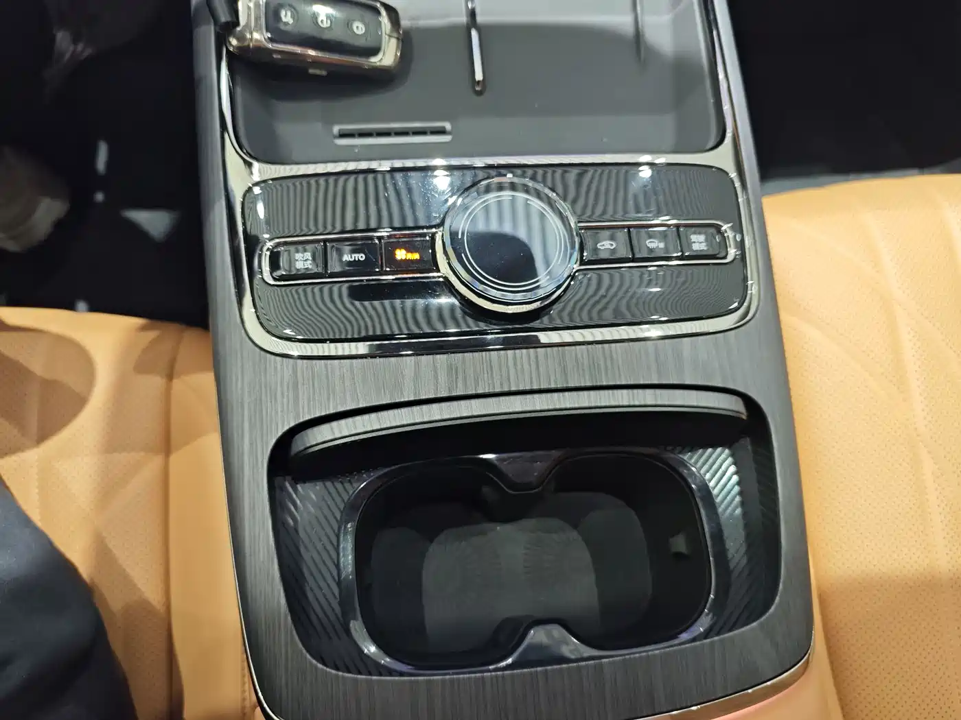 Geely Galaxy Galaxy Xingyao 8 2025 Model 130km EM-i Flagship Edition фото 14
