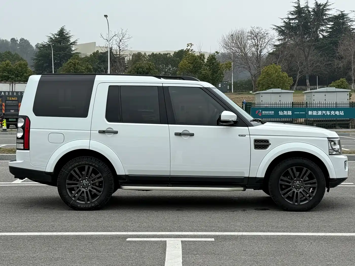 Land Rover Discovery 2015 3.0 SC V6 SE фото 4