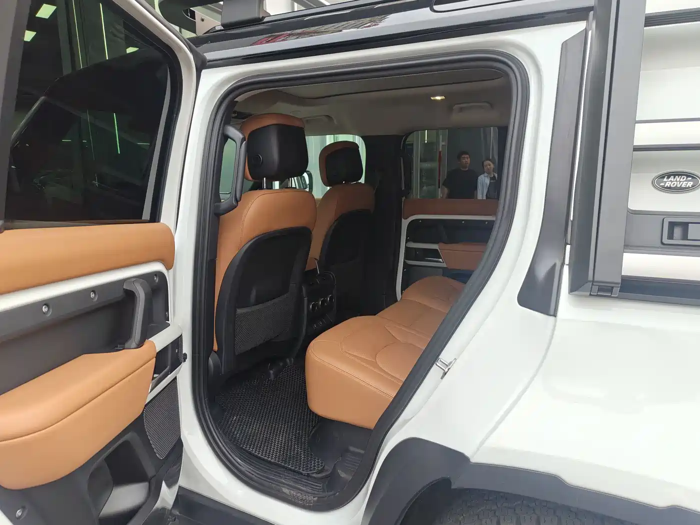 Land Rover Defender 2024 110 3.0T P400 Dark Special Edition фото 6