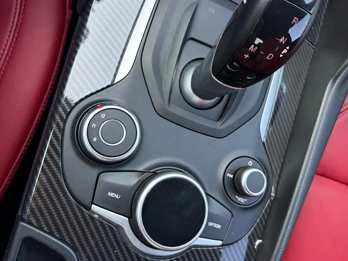 Alfa Romeo Giulia 2017 2.0T 200HP Elite Edition фото 24