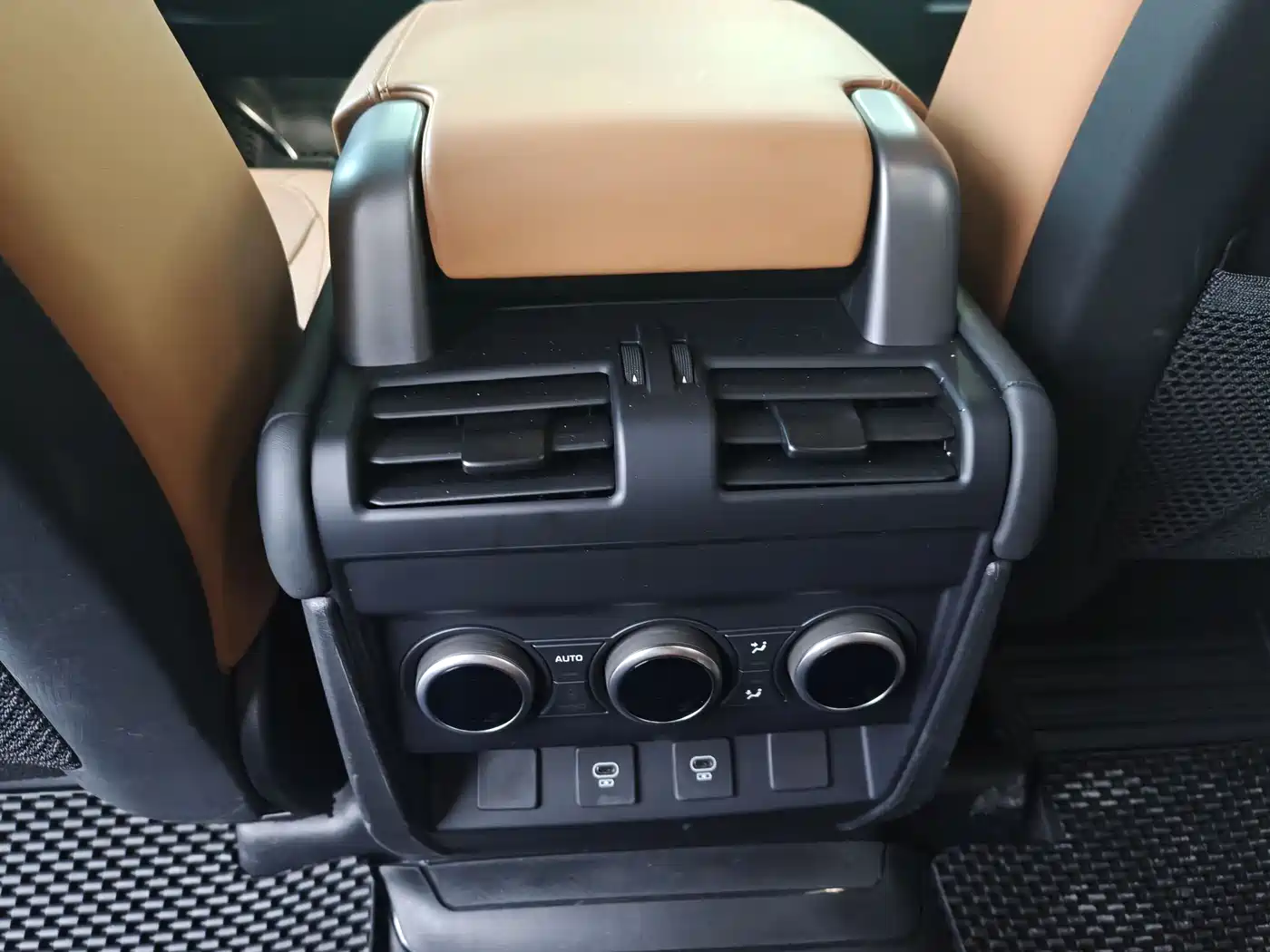 Land Rover Defender 2024 110 3.0T P400 Dark Special Edition фото 9
