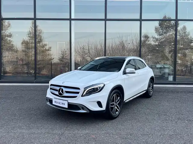 MERCEDES-BENZ GLA